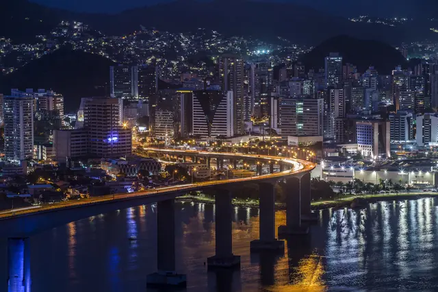 Terceira Ponte iluminada à noite, entre Vitória e Vila Velha (ES)