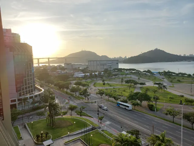 Terceira Ponte e Morro do Moreno ao amanhecer, vistos de Vitória