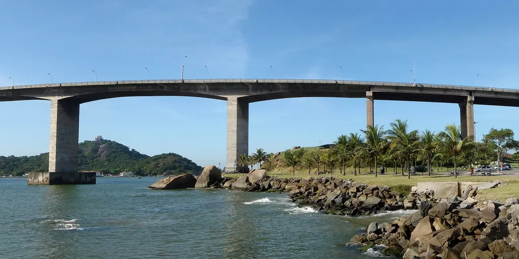 Os pilares vistos de Vitória Pilares e vão da Terceira Ponte vistos de Vitória