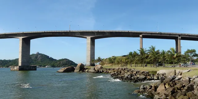 Pilares e vão da Terceira Ponte vistos de Vitória