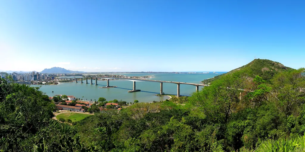 A ponte vista do Convento da Penha Panorama da Terceira Ponte e da baía visto do Convento da Penha