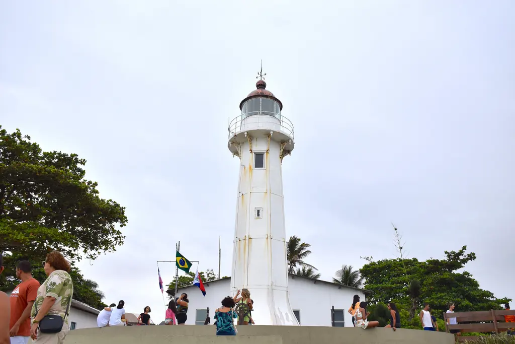 A torre de 17 metros Torre do Farol de Santa Luzia com visitantes