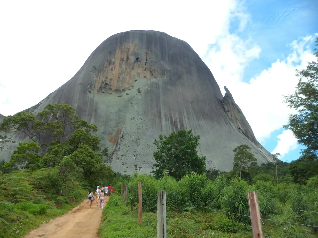 Trilha do parque estadual Visitantes na trilha do Parque Estadual da Pedra Azul