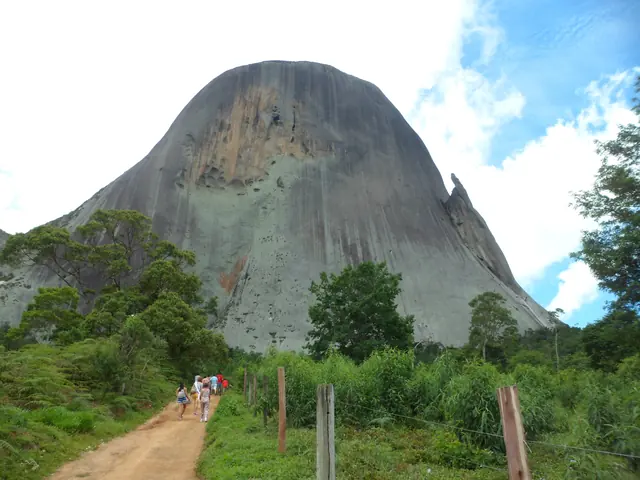 Visitantes na trilha do Parque Estadual da Pedra Azul