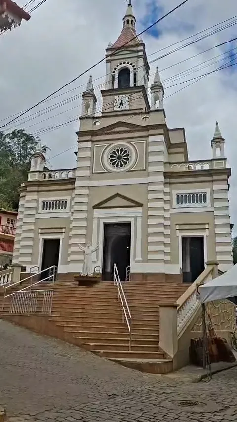 Fachada da Igreja Matriz de Santa Teresa (ES), no alto da escadaria do centro