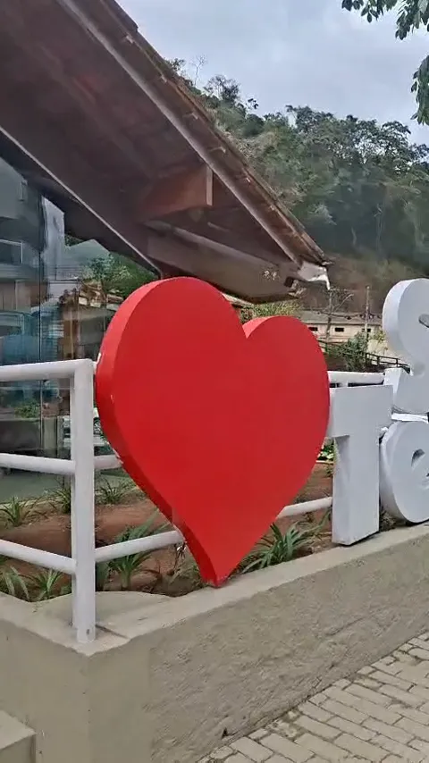 O letreiro de Santa Teresa e o beija-flor, símbolo da cidade Letreiro turístico de Santa Teresa (ES) com o beija-flor, símbolo da cidade