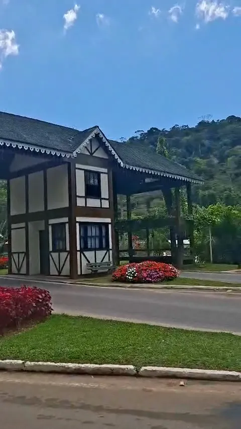 Portal de entrada de Domingos Martins (ES), em estilo enxaimel alemão, com canteiros floridos