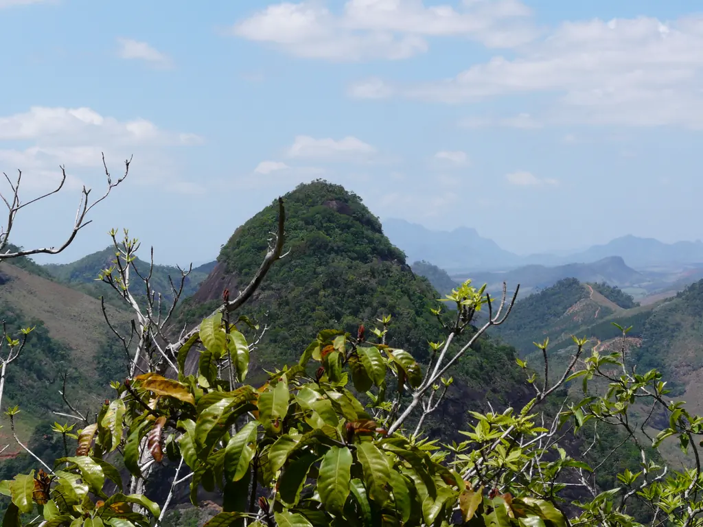 Vista das montanhas no fim da trilha do Mosteiro Zen, em Ibiraçu